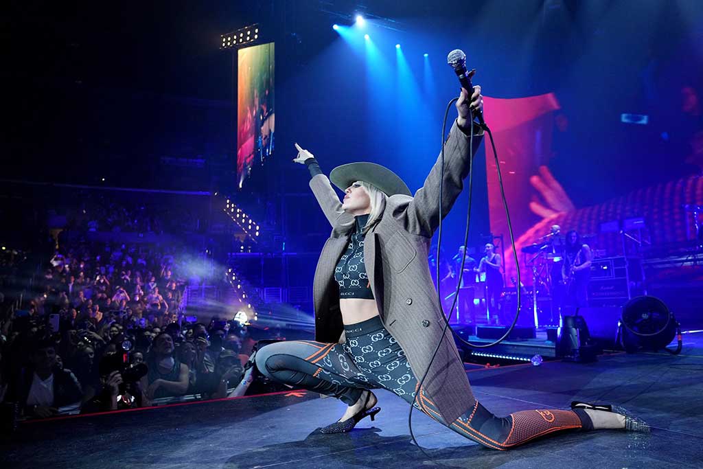 Penampilan Miley Cyrus di atas panggung selama festival musik Bud Light Super Bowl di Arena Crypto.com pada 12 Februari 2022. (Foto: Rollingstone)
