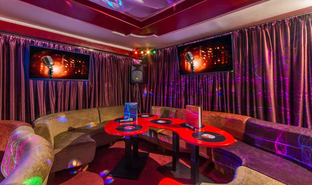 Interior penuh warna dari sebuah klub karaoke. Ilustrasi.