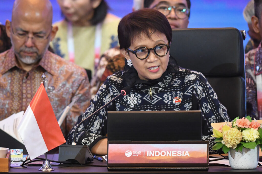 Menlu Retno Marsudi menyampaikan pandangannya dalam Pertemuan Ke-13 Menteri Luar Negeri KTT Asia Timur (EAS FMM) di Jakarta, Jumat (14/7/2023). (Foto: Kemlu)