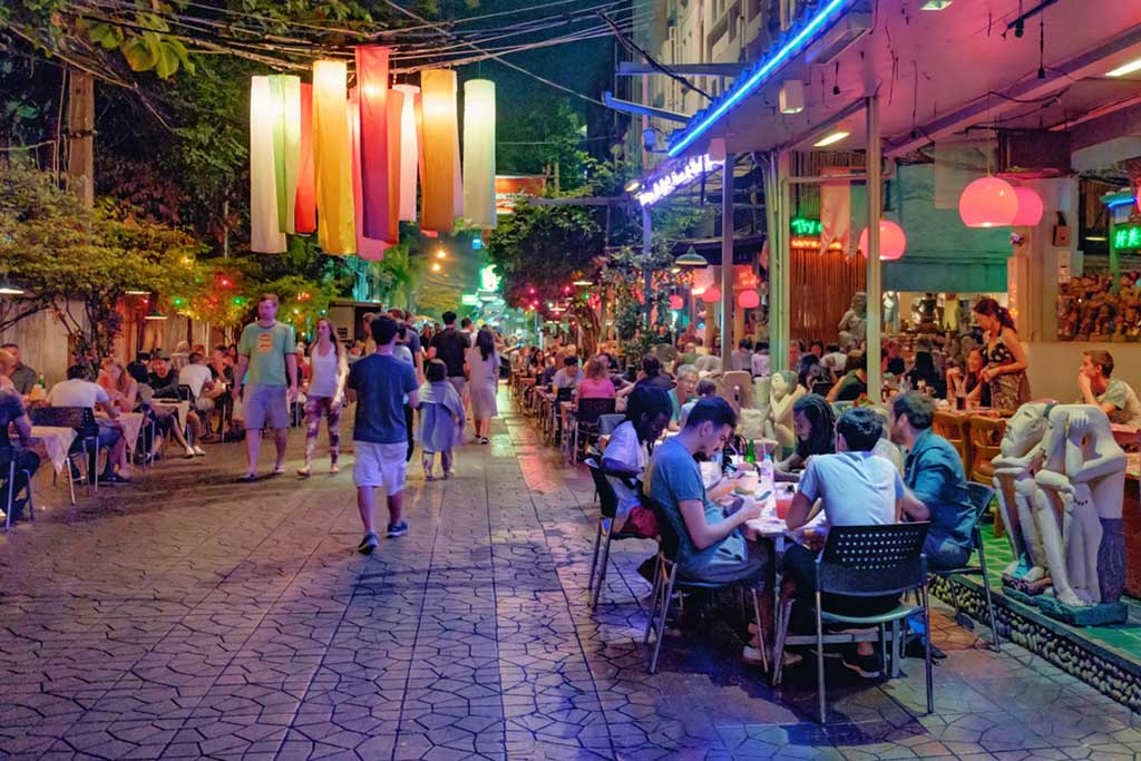 Rambuttri Alley di malam hari, kawasan jajanan populer dekat Khao San Road, Bangkok yang merupakan distrik terkenal bagi para backpacker dan turis yang ingin berhemat. (Foto: Nataliia Sokolovska/Shutterstock.com)