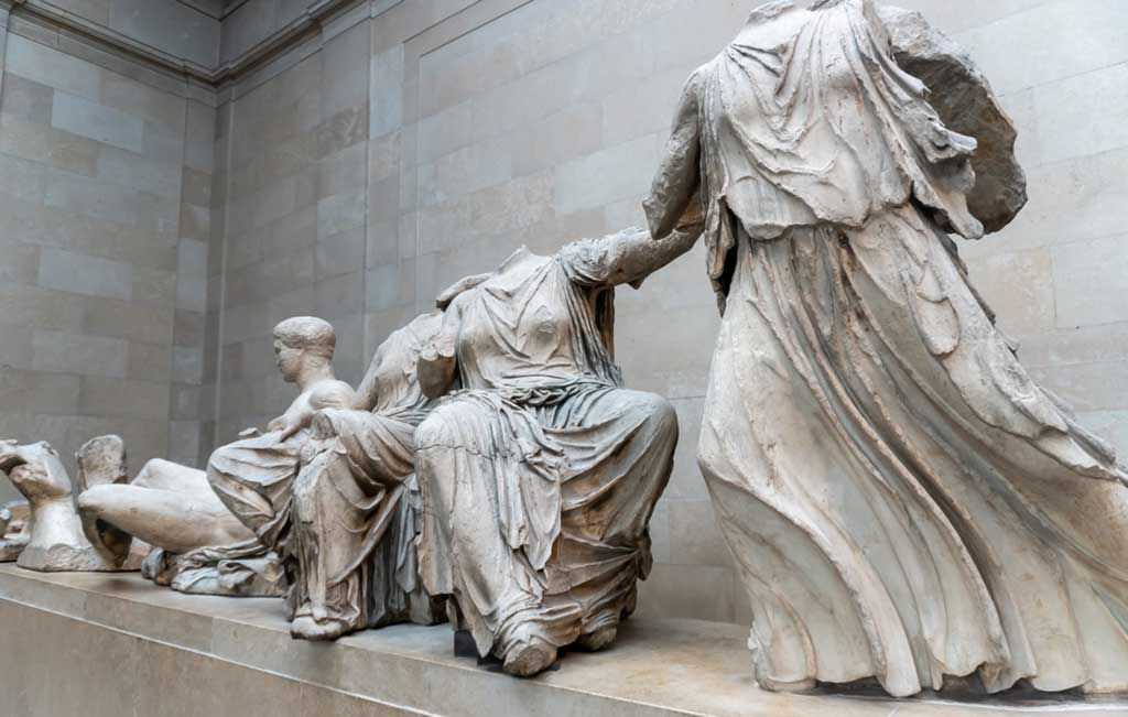 Elgin Marbles di British Museum di Galeri Duveen, menggambarkan kelahiran Athena. (Foto: EWY Media/Shutterstock.com)