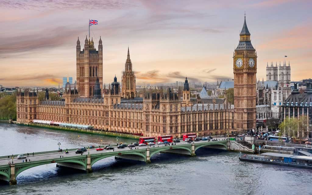 Pemandangan kota London dengan Gedung Parlemen dan Big Ben saat matahari terbenam.