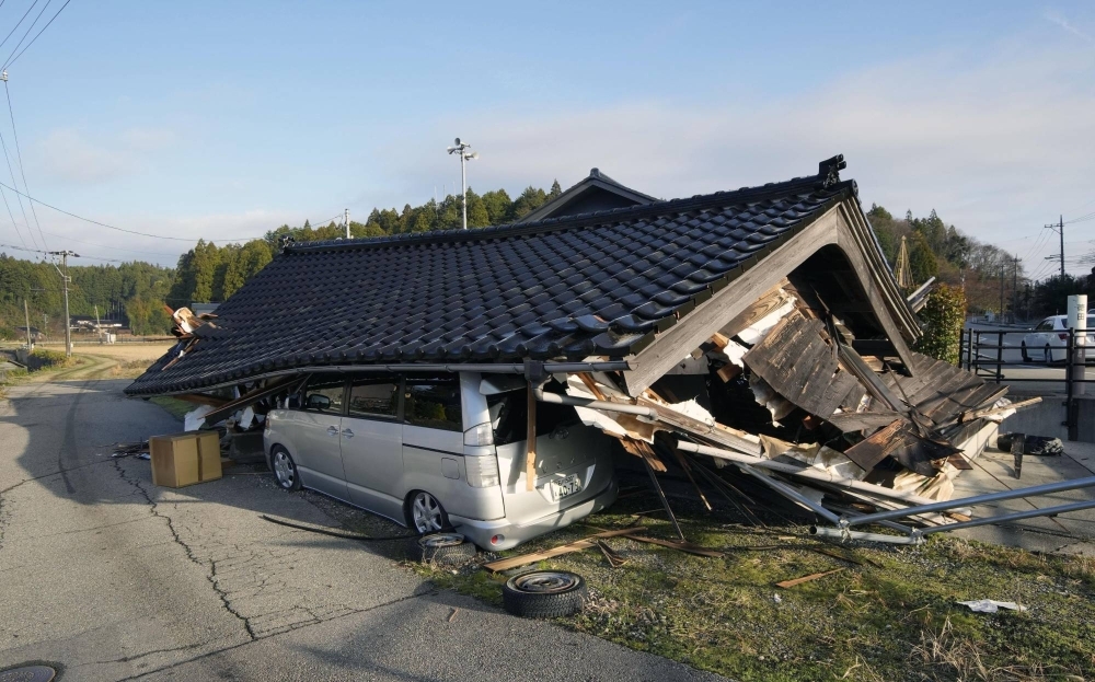 Sebuah rumah yang runtuh di kota Shika pada Selasa, 2 Januari 2024. (Foto: Kyodo)