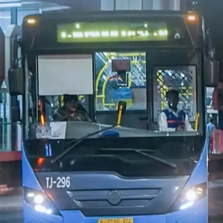Aksi di Gedung DPR, Sejumlah Rute Transjakarta Dialihkan Pagi Ini