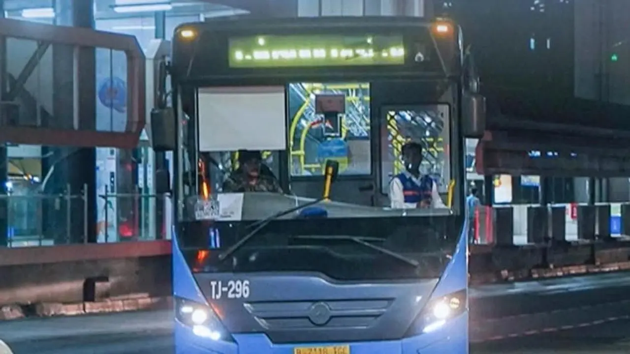 Aksi di Gedung DPR, Sejumlah Rute Transjakarta Dialihkan Pagi Ini