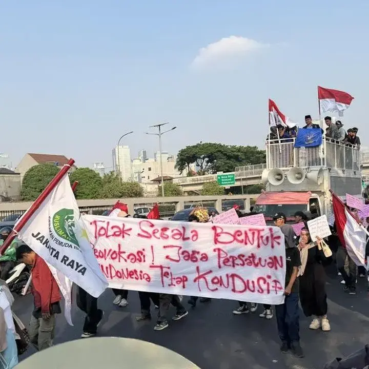 Aliansi Rakyat Serukan Persatuan Indonesia di Depan Gedung DPR