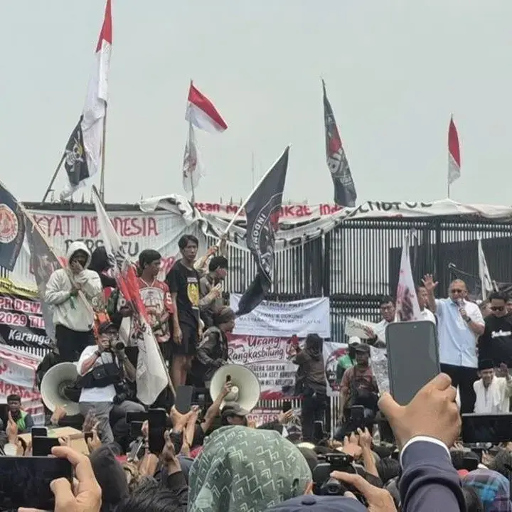 Anggota DPR Temui Demonstran AMPB di Depan Gedung DPR, Bahas RUU Perampasan Aset