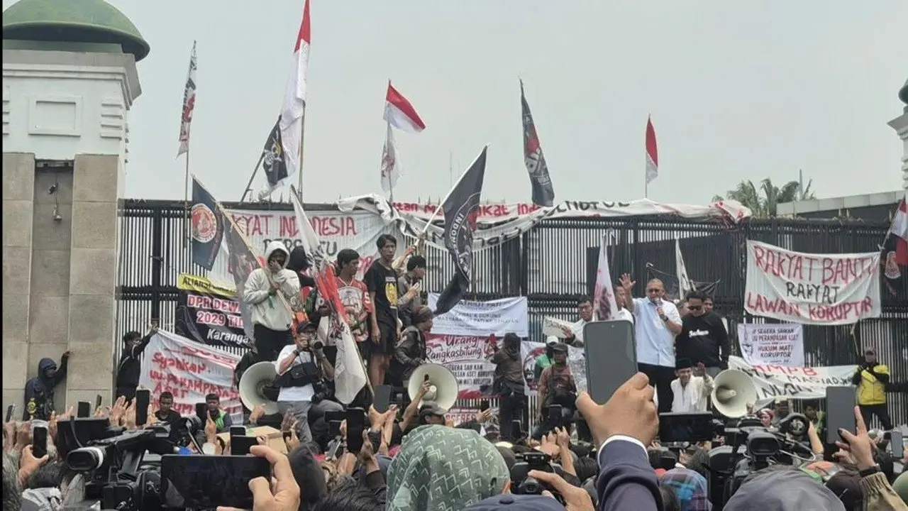 Anggota DPR Temui Demonstran AMPB di Depan Gedung DPR, Bahas RUU Perampasan Aset