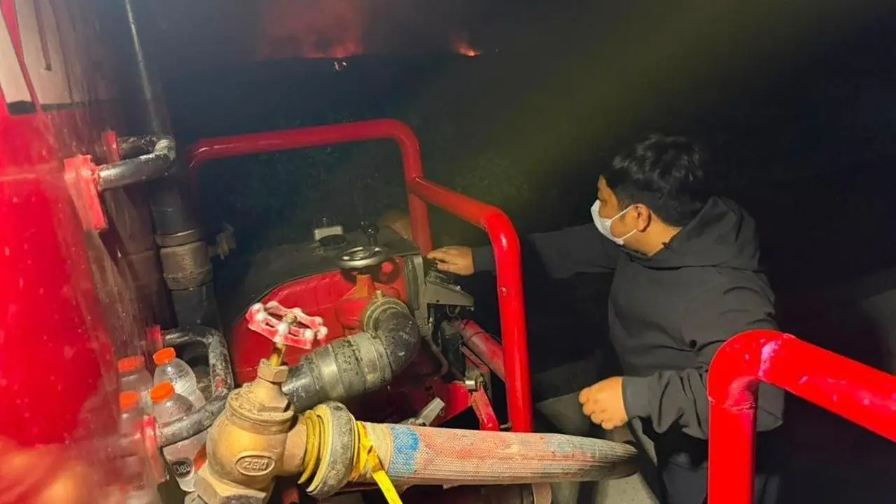 Anggota DPR Turun Langsung Padamkan Karhutla di Kalimantan Selatan