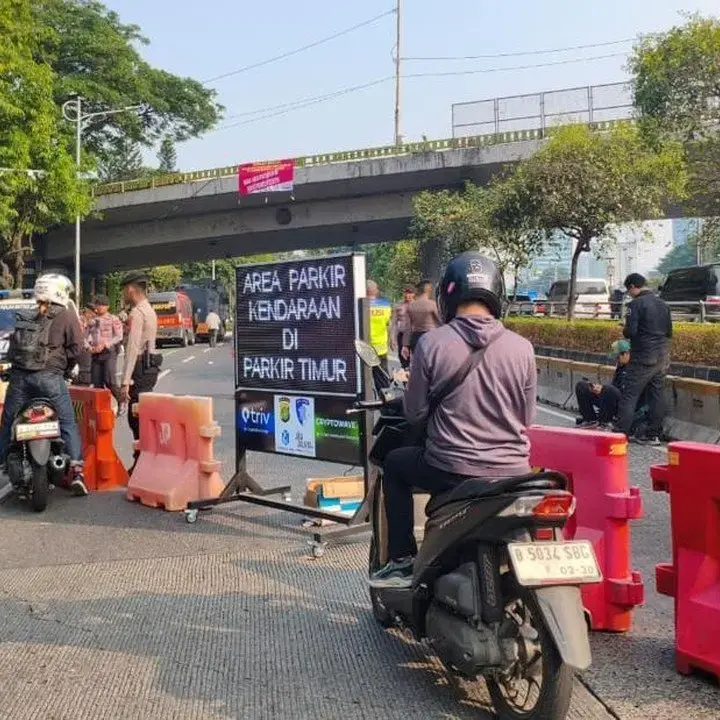 Arus Lalu Lintas Jalan Gatot Subroto Dialihkan Menjelang Aksi di DPR