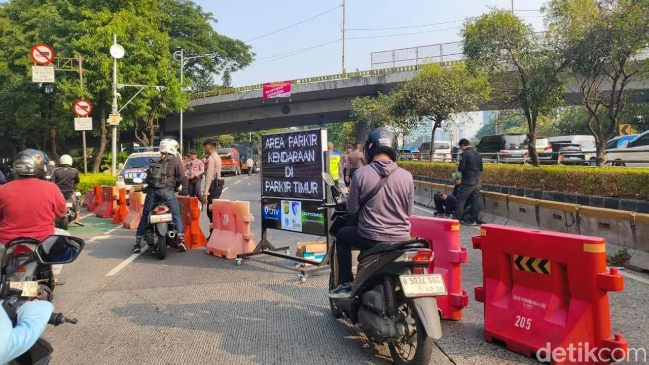 Arus Lalu Lintas Jalan Gatot Subroto Dialihkan Menjelang Aksi di DPR