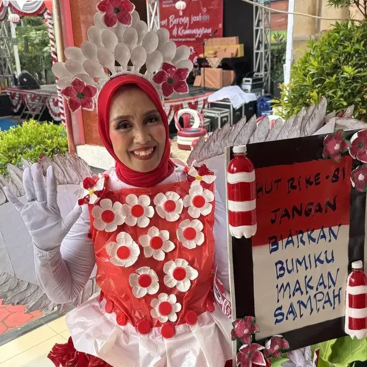 Emak-emak di Kemanggisan Olah Sampah Jadi Busana Unik untuk Fashion Show