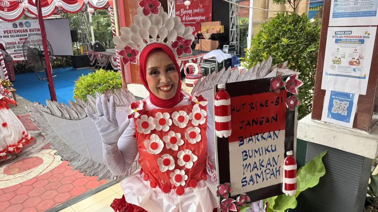Emak-emak di Kemanggisan Olah Sampah Jadi Busana Unik untuk Fashion Show