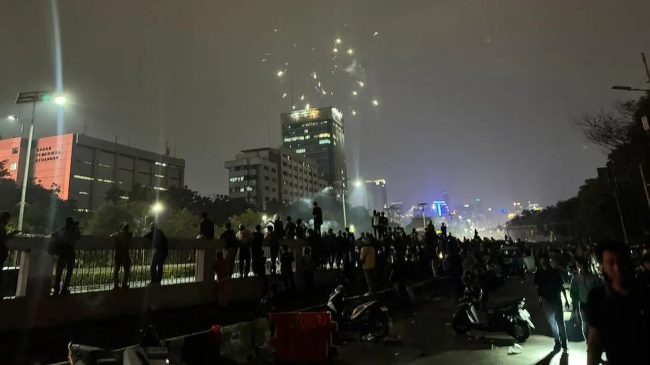 Jalan Depan Gedung DPR Masih Ditutup Akibat Massa Bertahan