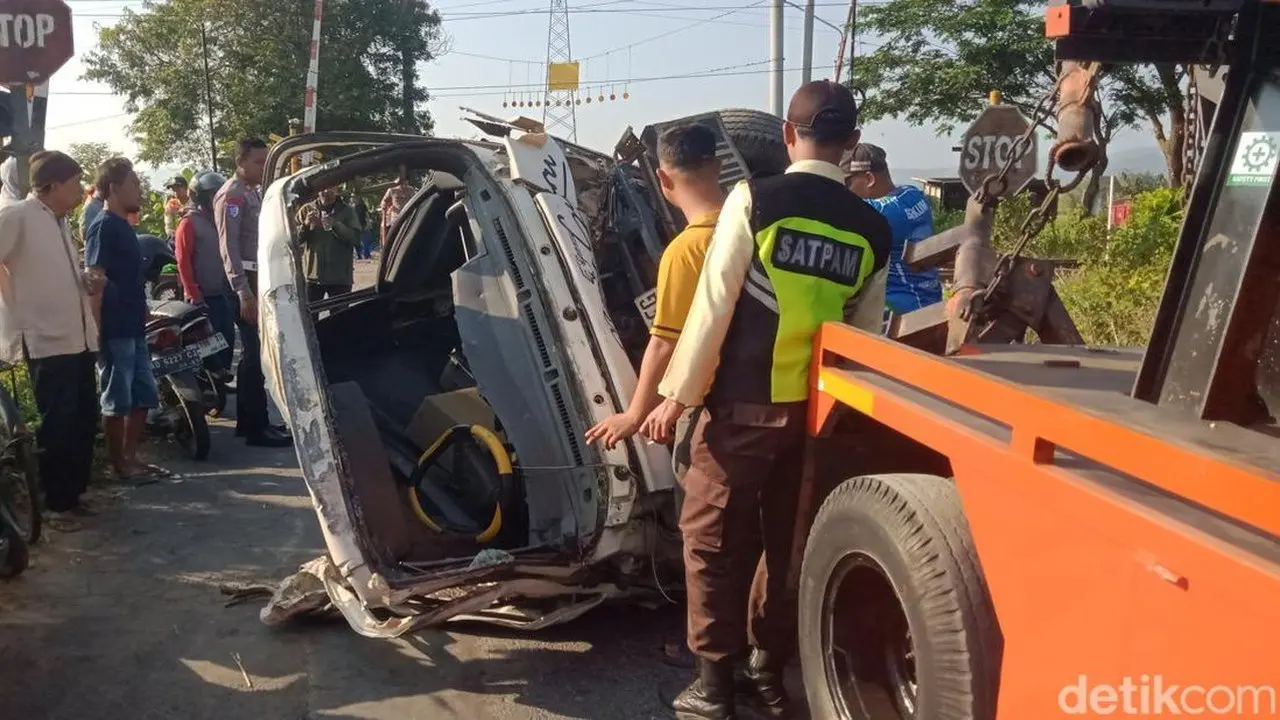 KA Malabar Tabrak Truk Mogok di Klaten, Sopir Kabur