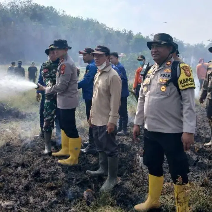 Kapolres OKU Timur Pimpin Langsung Pemadaman Api di Lahan Gambut Bersama Forkopimda