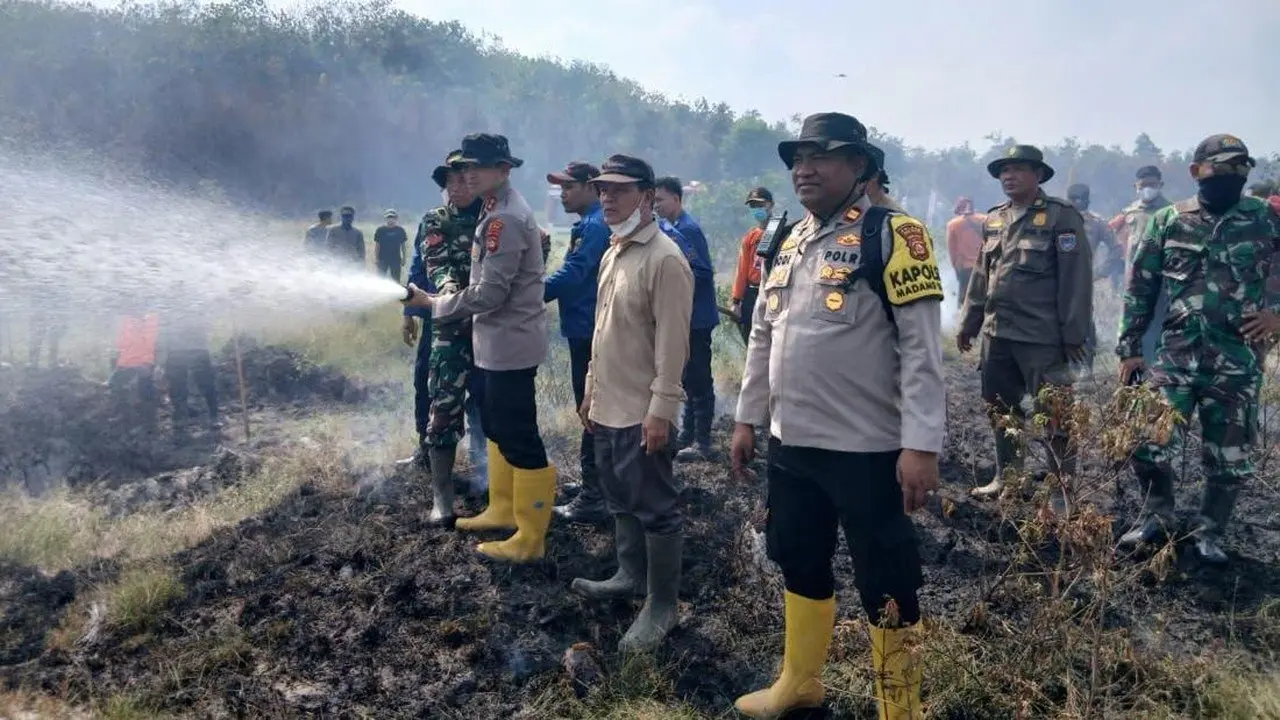 Kapolres OKU Timur Pimpin Langsung Pemadaman Api di Lahan Gambut Bersama Forkopimda