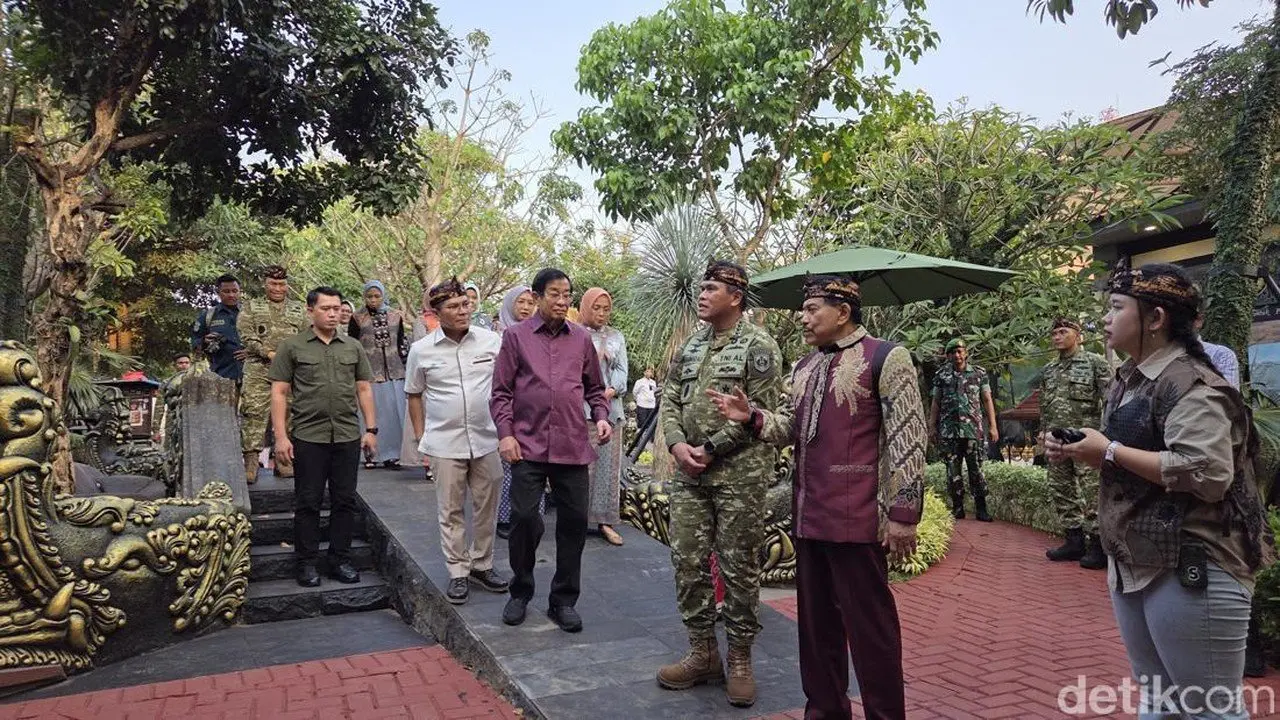 KSAL Ali dan Agum Gumelar Jelajahi Sejarah Maritim Nusantara di Kraton Majapahit