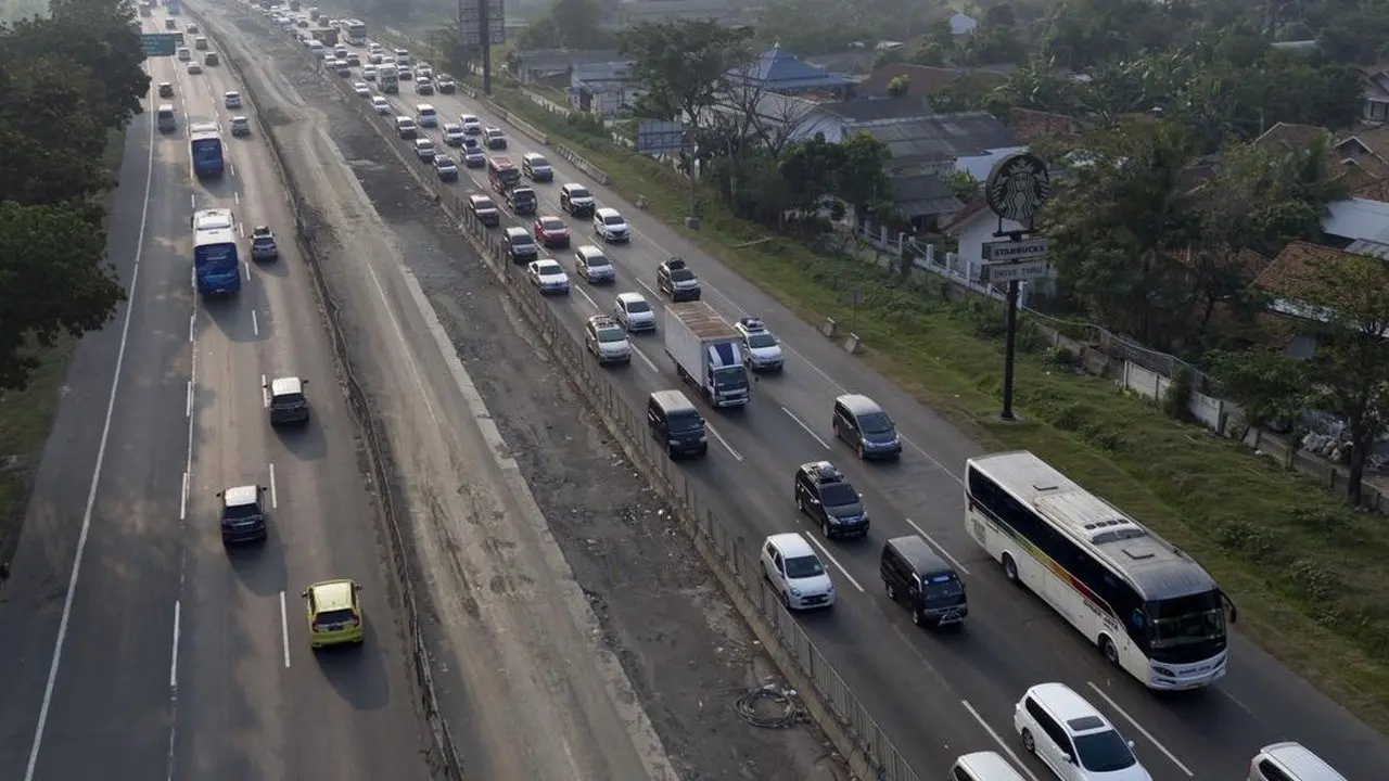 Macet Parah di Tol Menuju Jakarta Akibat Lonjakan Kendaraan di Hari Kejepit