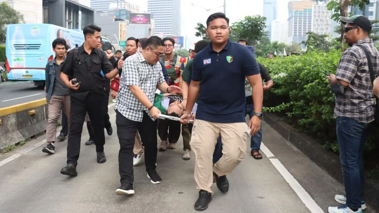 Mahasiswa Pingsan Saat Demo BEM UI, Tim Medis Polda Metro Siagakan Pertolongan