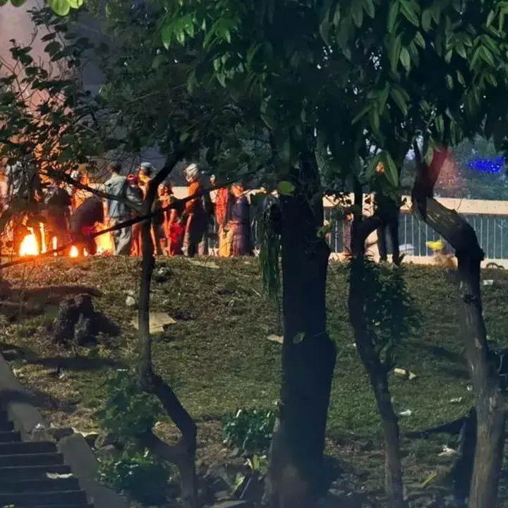 Massa Berkumpul di Pejompongan dan Palmerah, Motor Terbakar, Lalin Terganggu