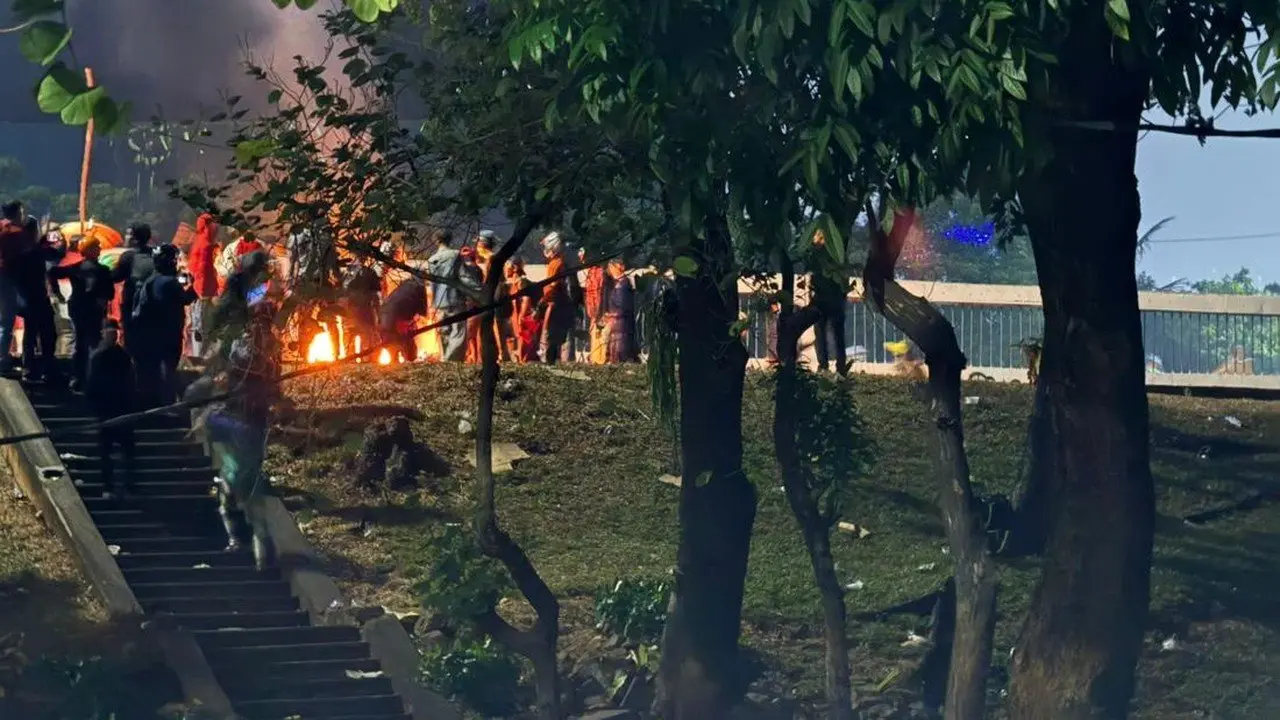 Massa Berkumpul di Pejompongan dan Palmerah, Motor Terbakar, Lalin Terganggu