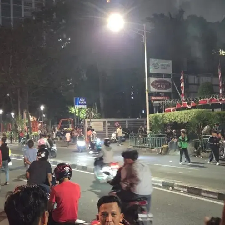 Massa Sisa Aksi 27 Agustus Masih Berkumpul di KS Tubun dan Slipi