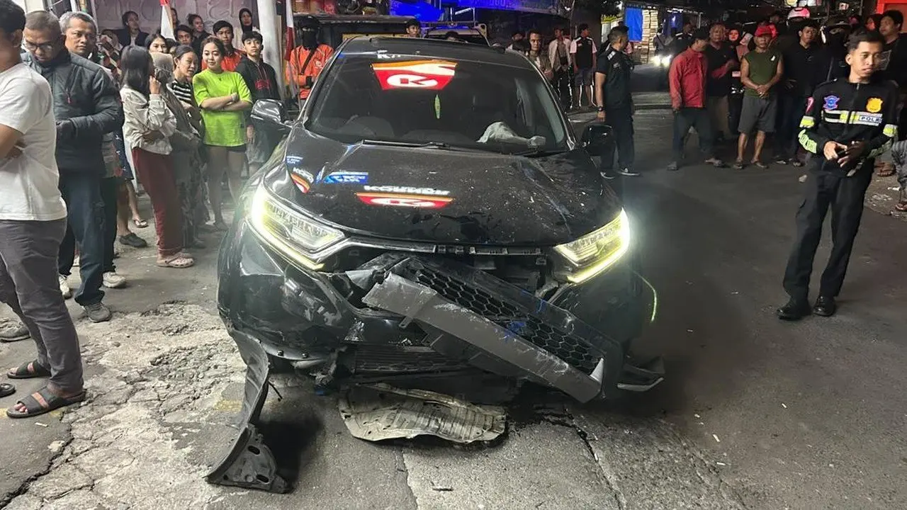 Mobil CRV Hilang Kendali Tabrak Motor dan Kios di Bogor, Satu Luka