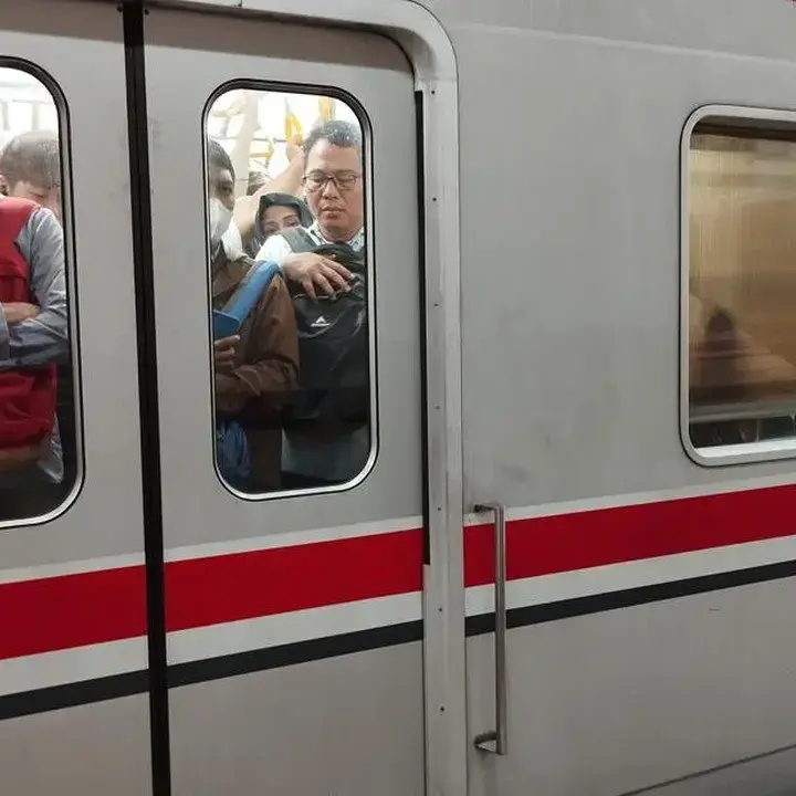 Mobil Tertabrak KRL di Jalur Tanah Abang-Karet, Perjalanan Commuter Line Terlambat