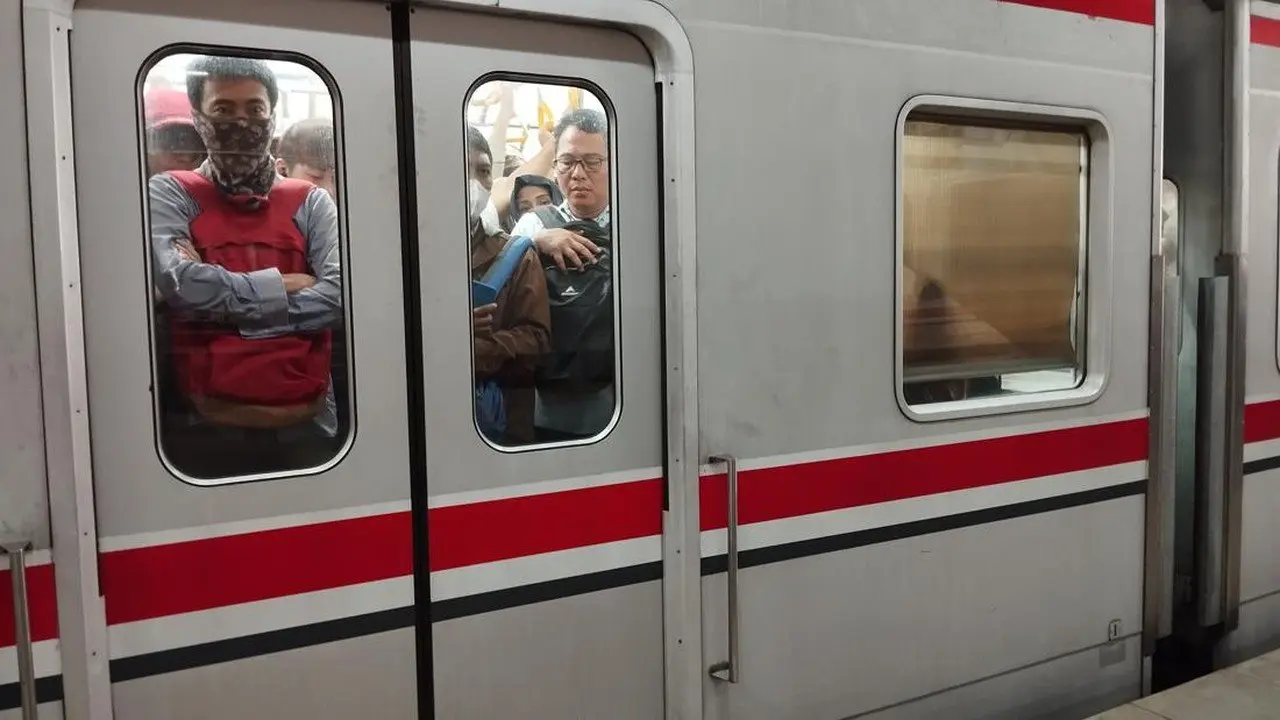 Mobil Tertabrak KRL di Jalur Tanah Abang-Karet, Perjalanan Commuter Line Terlambat