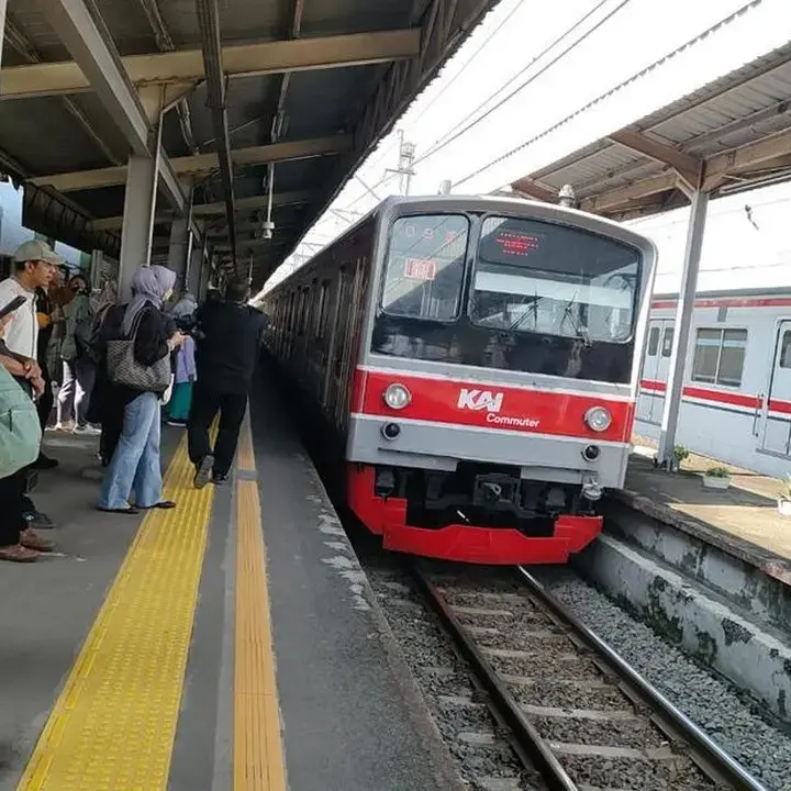Mobil Tertabrak KRL di Karet, Perjalanan Commuter Line Terlambat