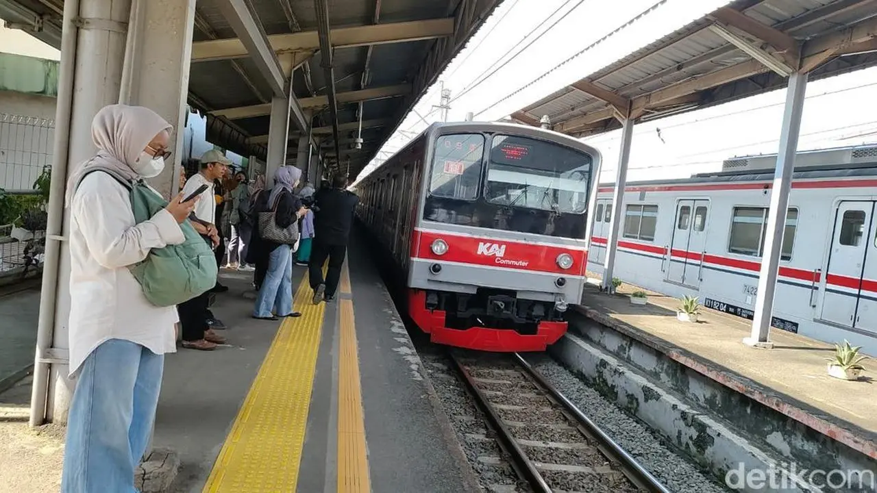 Mobil Tertabrak KRL di Karet, Perjalanan Commuter Line Terlambat