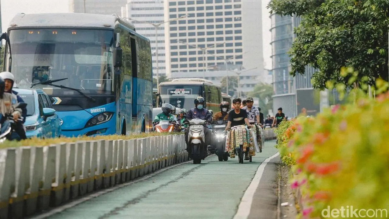 Pemprov DKI Cari Solusi Jalur Sepeda, Warga Tolak Penghapusan