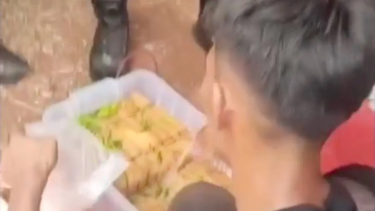 Polisi Bagikan Tahu ke Massa Saat Amankan Demo DPR