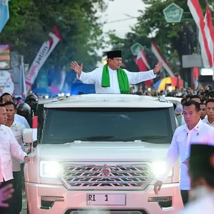 Prabowo Disambut Meriah Warga Jombang dalam Perjalanan ke Muktamar NU
