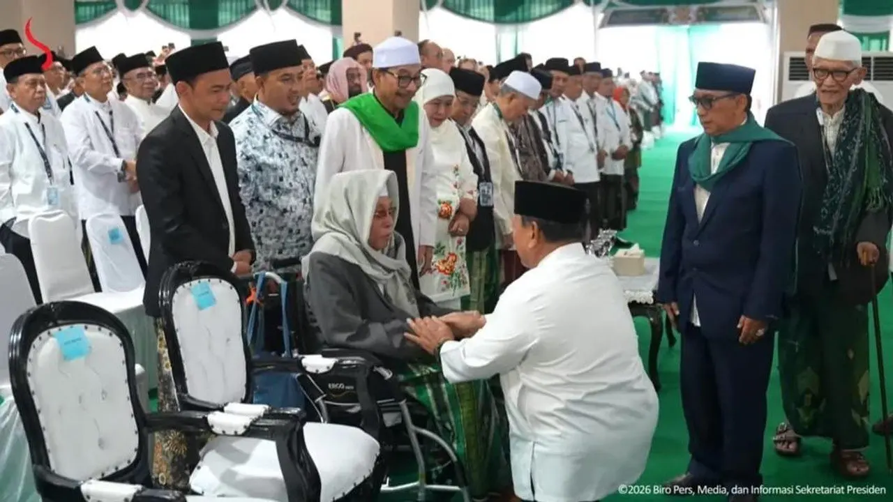 Prabowo Subianto Sungkem dan Berpelukan Hangat dengan KH Nurul Huda Djazuli di Muktamar NU Jombang