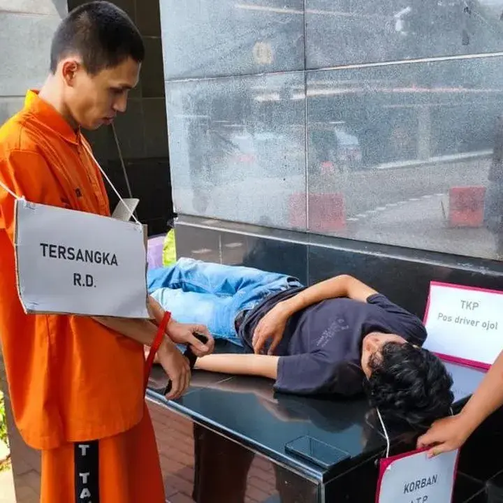 Reka Ulang Ungkap Aksi Keji Rahmat Dimas Bunuh Ojol yang Tertidur