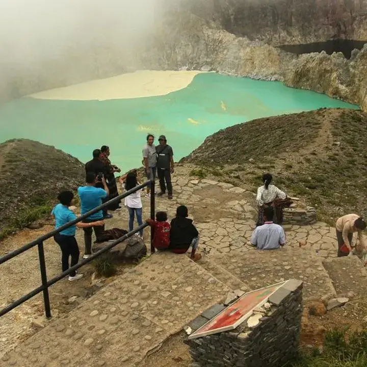 Retakan Muncul di Kawah Kelimutu Pascagempa M 7 NTT