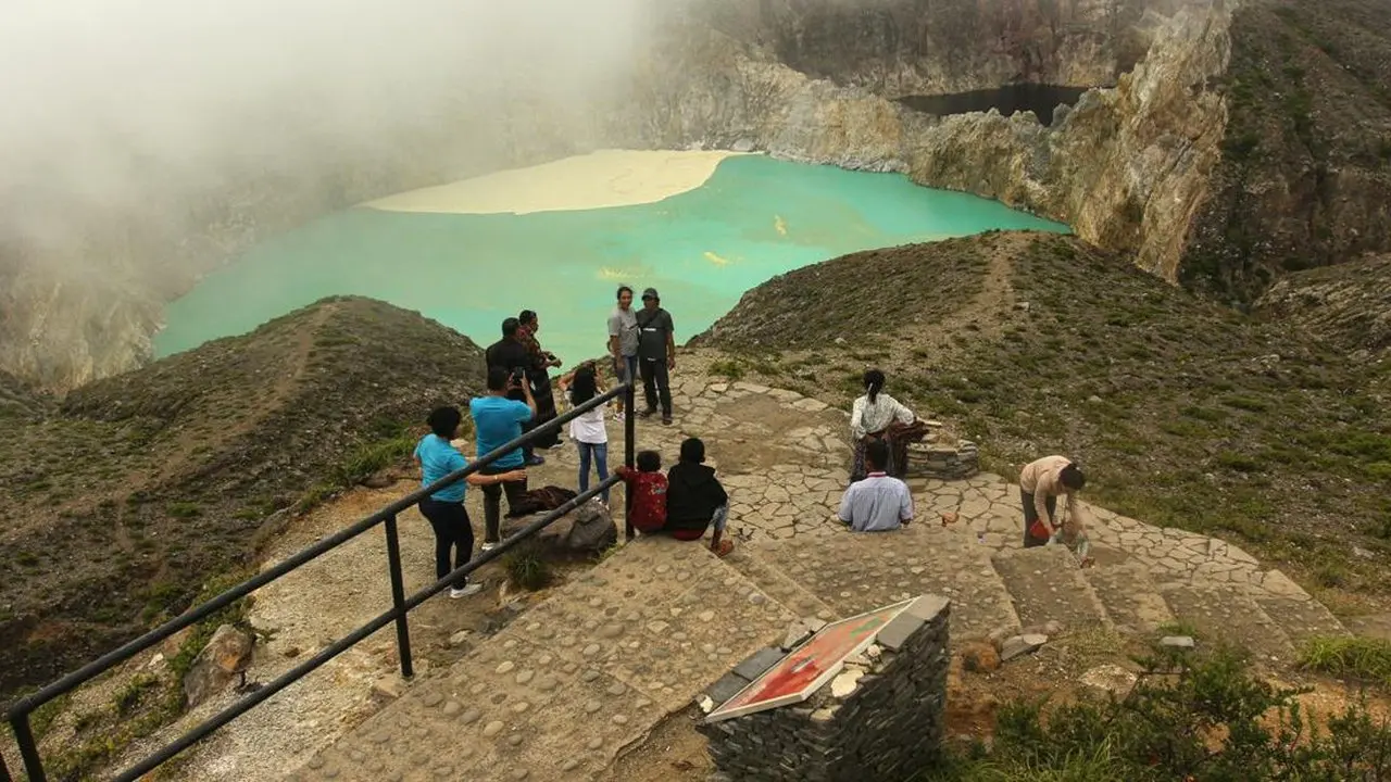Retakan Muncul di Kawah Kelimutu Pascagempa M 7 NTT