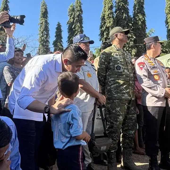 Seskab Teddy Indra Wijaya Beri Semangat Anak-anak Korban Gempa NTT dengan Mainan