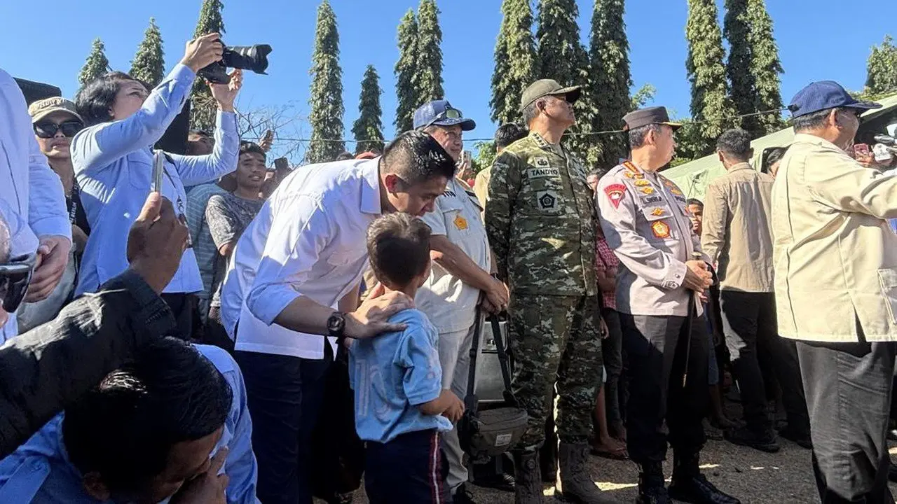Seskab Teddy Indra Wijaya Beri Semangat Anak-anak Korban Gempa NTT dengan Mainan