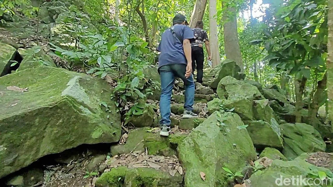 Situs Megalitikum Sukabumi Tercemar Sampah, Diduga Jadi Lokasi Ritual Menyimpang