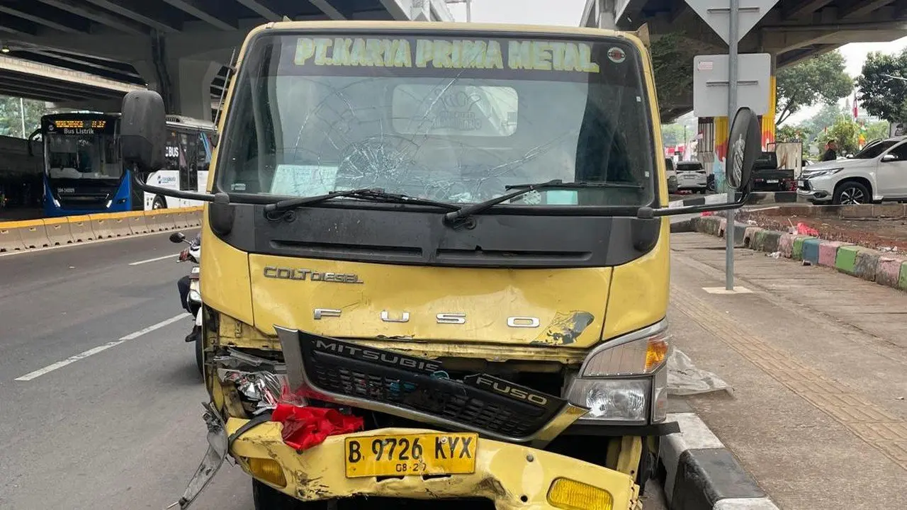 Sopir Truk Terobos Lampu Merah Tewaskan Pengendara Motor di Cibubur