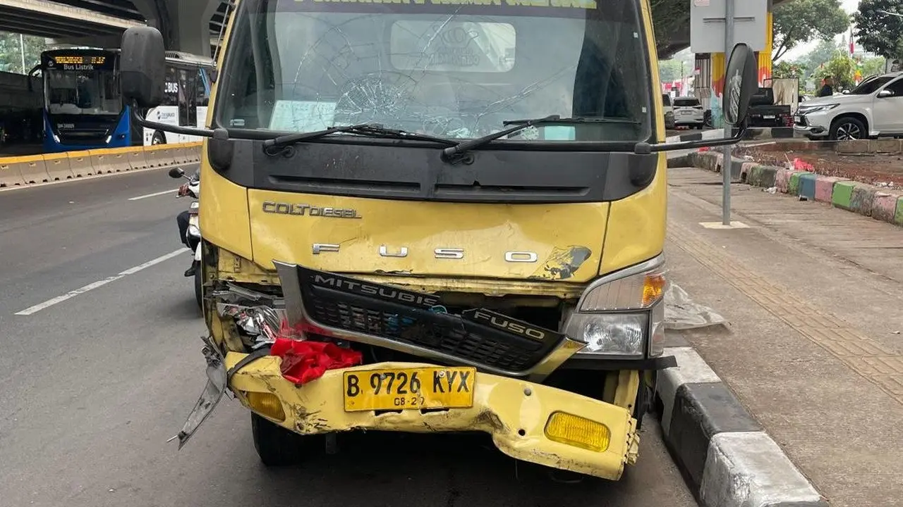 Tabrakan Maut di Cibubur: Truk Terobos Lampu Merah, 1 Tewas, 3 Luka