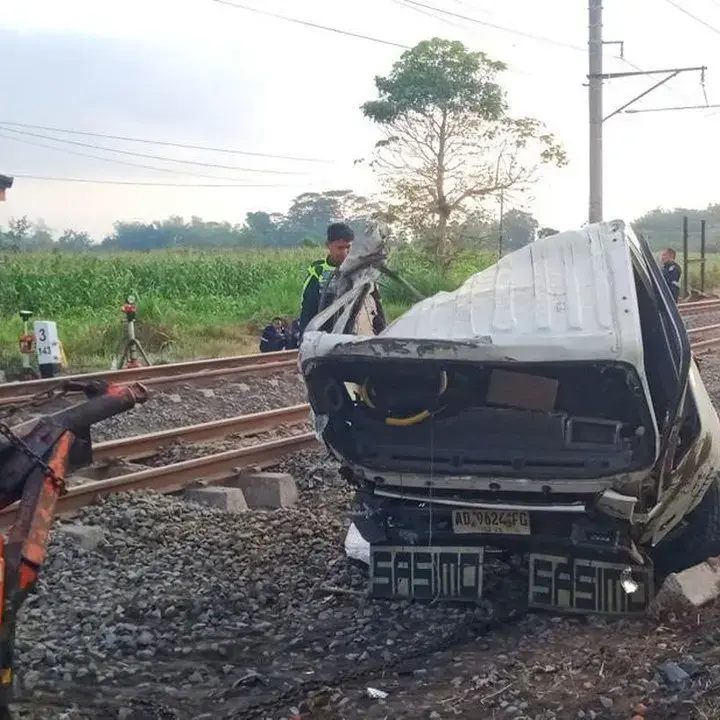 Truk Pasir Hancur Setelah Tertabrak Kereta Api Malabar di Klaten