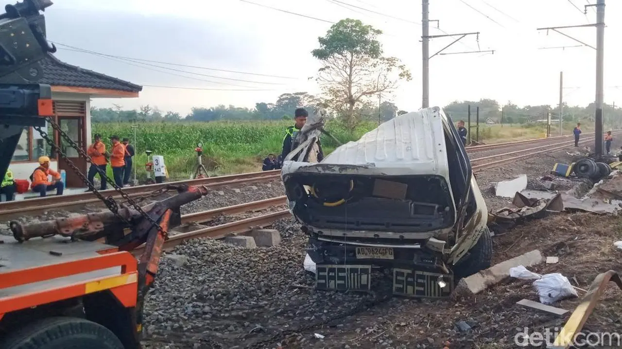 Truk Pasir Hancur Setelah Tertabrak Kereta Api Malabar di Klaten