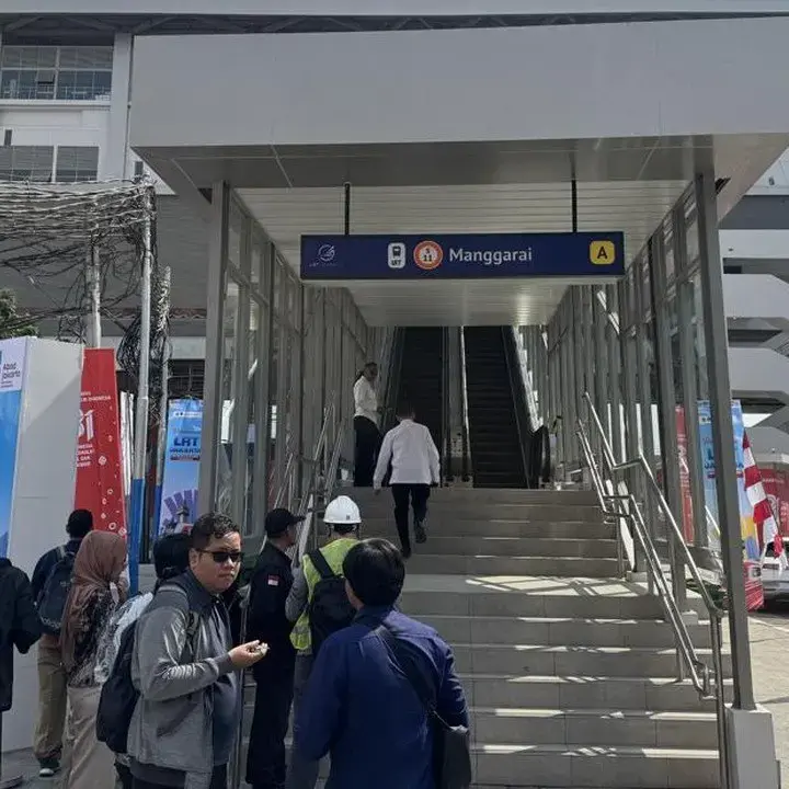 Warga Antusias Sambut LRT Velodrome-Manggarai, Ingin Jelajahi Jakarta dan Buat Konten