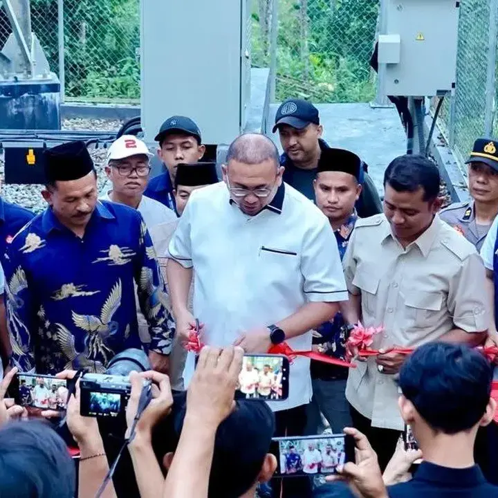 Warga Talaok Akhiri Perjuangan Cari Sinyal dengan Peresmian BTS Telkomsel