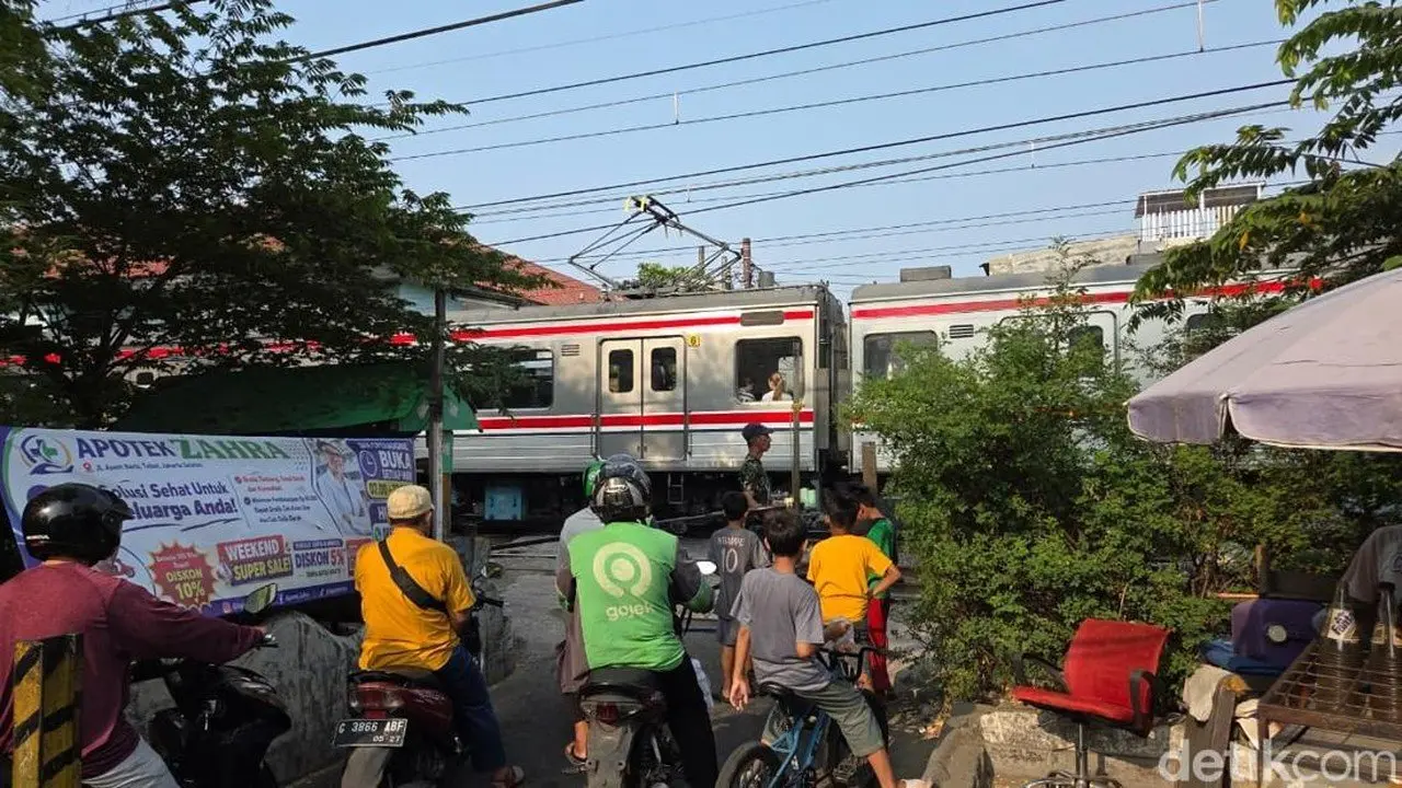 Warga Tebet Tolak Penutupan Perlintasan Liar KRL, KAI Tetap Lakukan Sosialisasi