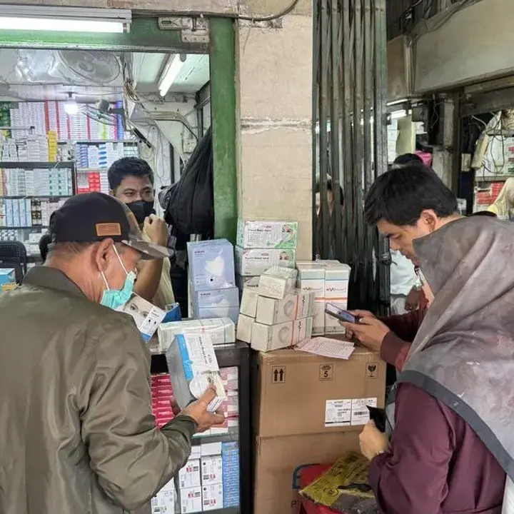 Abu Anak Krakatau Capai Jakarta, Penjualan Masker di Pasar Pramuka Meroket